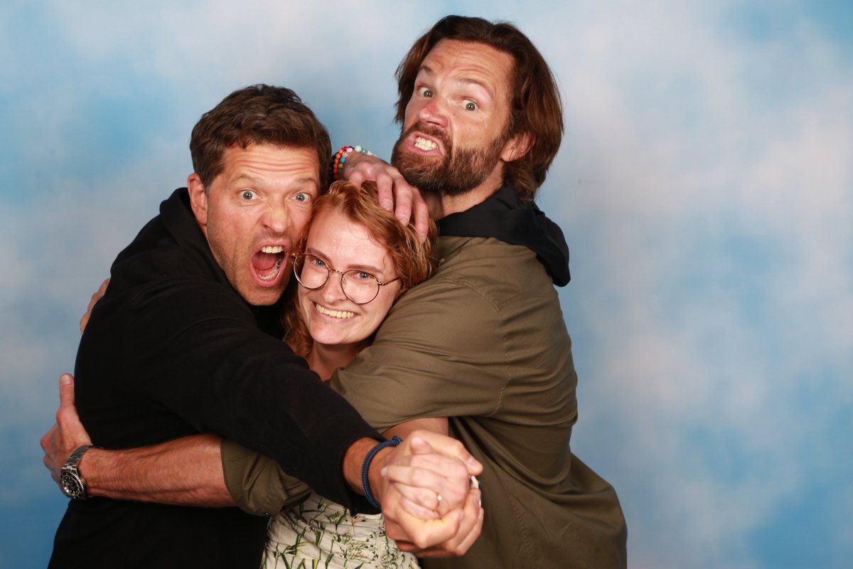 inaisconfused's tweet photo. I was reminded today how he grabbed my hand for this picture and how incredibly strong it felt and now I can’t think about anything else 🫠 like this was obviously a chaos op so I had no idea what was happening but my brain zeroed in on this immediately 🤣 https://t.co/ljggMuryYB