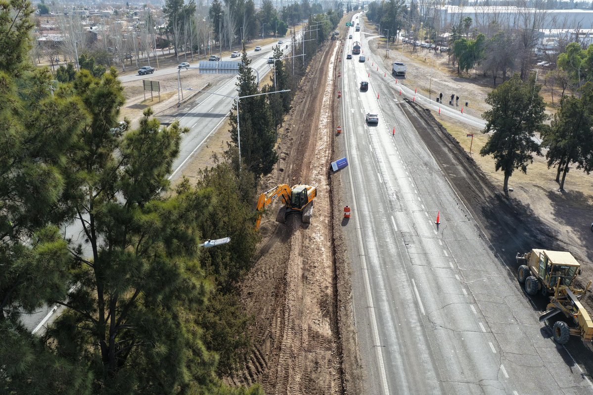 MariteBadui's tweet photo. La obra pública tiene sentido cuando resuelve problemas concretos de la gente. 

Modernizar el Acceso Sur significa potenciar el desarrollo, mejorar la integración urbana y la fluidez en el tránsito con una infraestructura que acompañe el crecimiento de Mendoza. https://t.co/YJXGNzYcsw