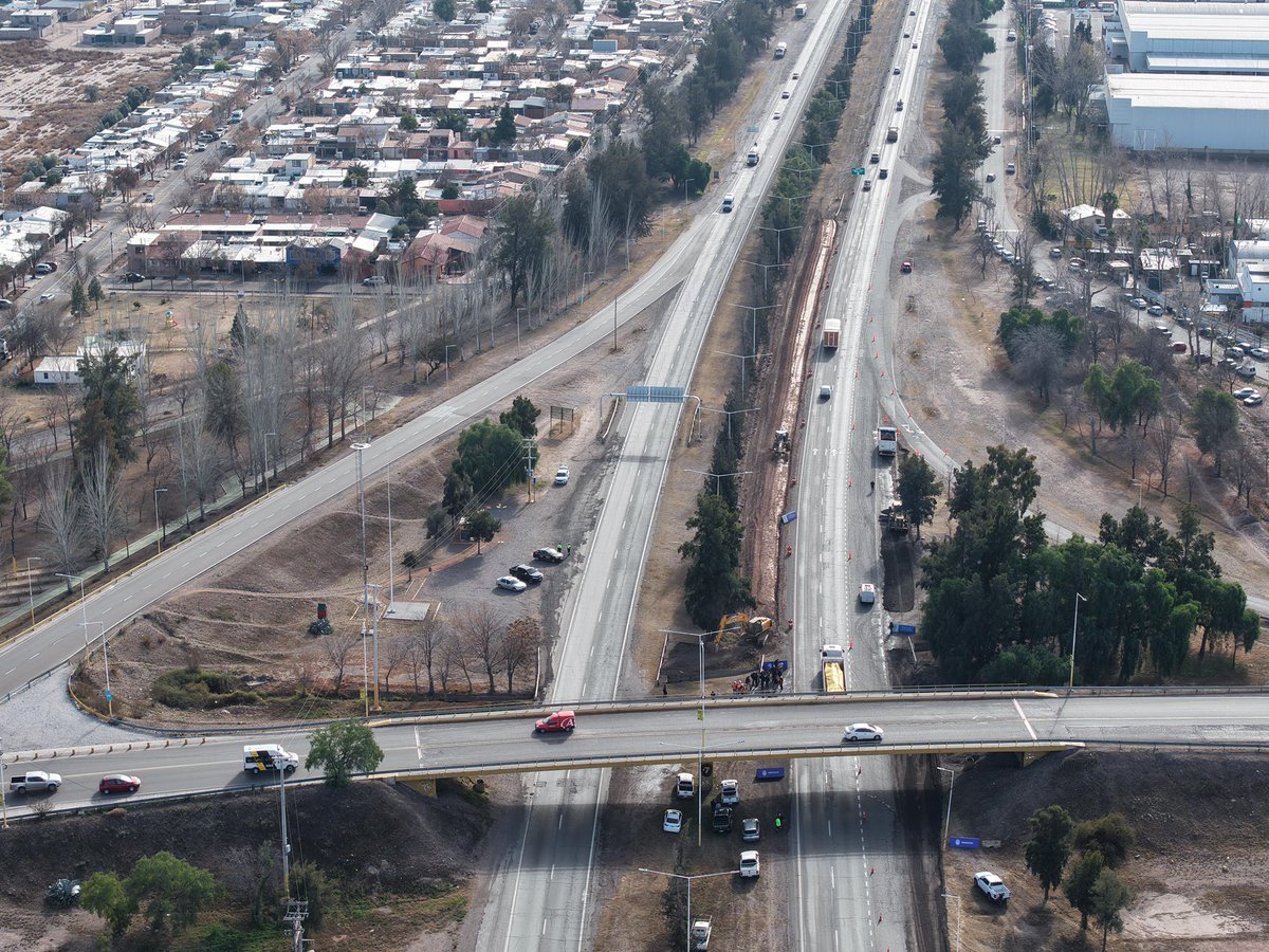 MariteBadui's tweet photo. La obra pública tiene sentido cuando resuelve problemas concretos de la gente. 

Modernizar el Acceso Sur significa potenciar el desarrollo, mejorar la integración urbana y la fluidez en el tránsito con una infraestructura que acompañe el crecimiento de Mendoza. https://t.co/YJXGNzYcsw