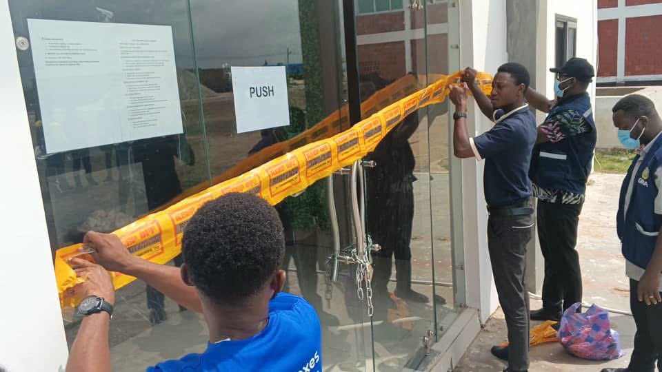 cdrafrica's tweet photo. 🇬🇭 Ghana Revenue Authority shuts down the administrative block of Ghanaian businessman Dr. Daniel McKorley’s Electrochem Ghana over  GH₵8.6 million tax debt accumulated since 2021. https://t.co/0g5Q1j349b