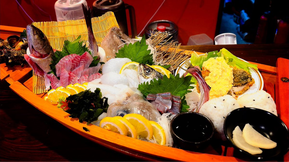 genkai37564's tweet photo. 今、島で1ヶ月釣り生活してるんだけど、

泊めてくれてる旅館のご主人が
釣ってきた魚を調理してくれると言うので

ビール呑みながら待ってたら

舟盛りになって出てきて流石にｵｰﾏｯｶﾞｧｱｯ

←これが           こう→ https://t.co/UQqhnxxBtj