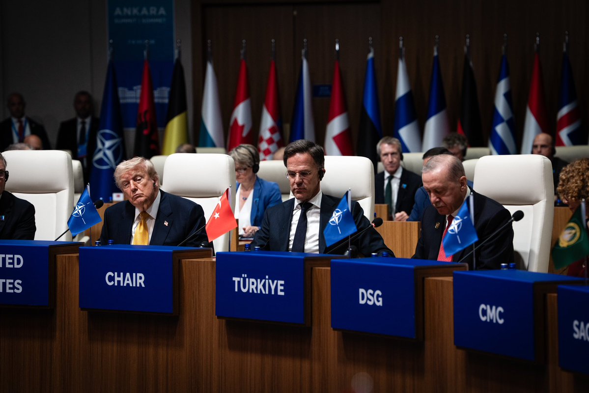 avyusufibis's tweet photo. 2026 NATO Devlet ve Hükûmet Başkanları Zirvesi, Cumhurbaşkanımız Sayın @RTErdogan'ın liderliğinde ülkemizin küresel diplomaside üstlendiği tarihi rolü bir kez daha ortaya koydu.

Türkiye; çözümlerin konuşulduğu, diplomasinin güç kazandığı adres oldu. Barış, güvenlik ve ortak geleceğe ilişkin kritik başlıklarda söz sahibi olan ülkemiz; yön veren, uzlaştıran ve belirleyici bir irade ortaya koydu.

"Daha adil bir dünya mümkündür." anlayışıyla hareket eden, mazlumun hakkını savunan, barışı önceleyen ve diplomasiyi güçlendiren vizyonumuzla dünyaya yön vermeye devam edeceğiz

Türkiye küresel diplomasinin merkezidir. Barışın anahtarı, güvenin adresi ve çözümün adı Türkiye'dir! 🇹🇷

#KüreselLiderErdoğan 
#NATOsummit