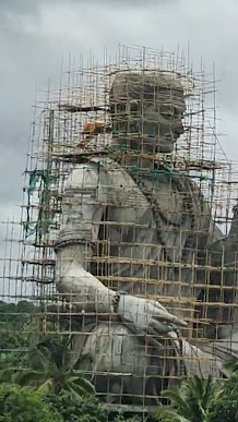 vinaychindu's tweet photo. Every time I pass near this upcoming giant statue of Basavanna, my first observation is the two sintex water tanks behind statue-head.
It makes me laugh at the absurdity of playing “who’s statue tallest?”, with the guy that said ದೇಹವೇ ದೇಗುಲ https://t.co/sgiS1o4URg