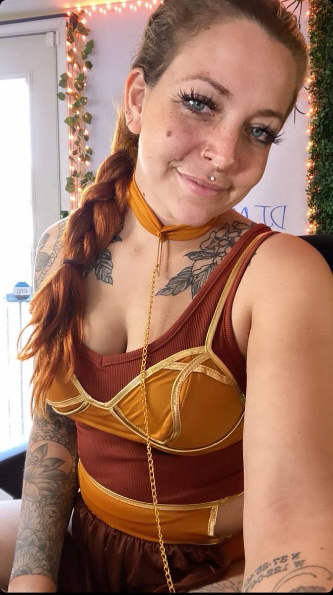ShdwD3thDeal's tweet photo. Warning and everyone share this. This is a user hear going by Sandra Dean. Thinks its ok to tell someone they love them and want them. But at the same time entertaining other men and sending them provocative pictures. https://t.co/GdPqIQnNTQ