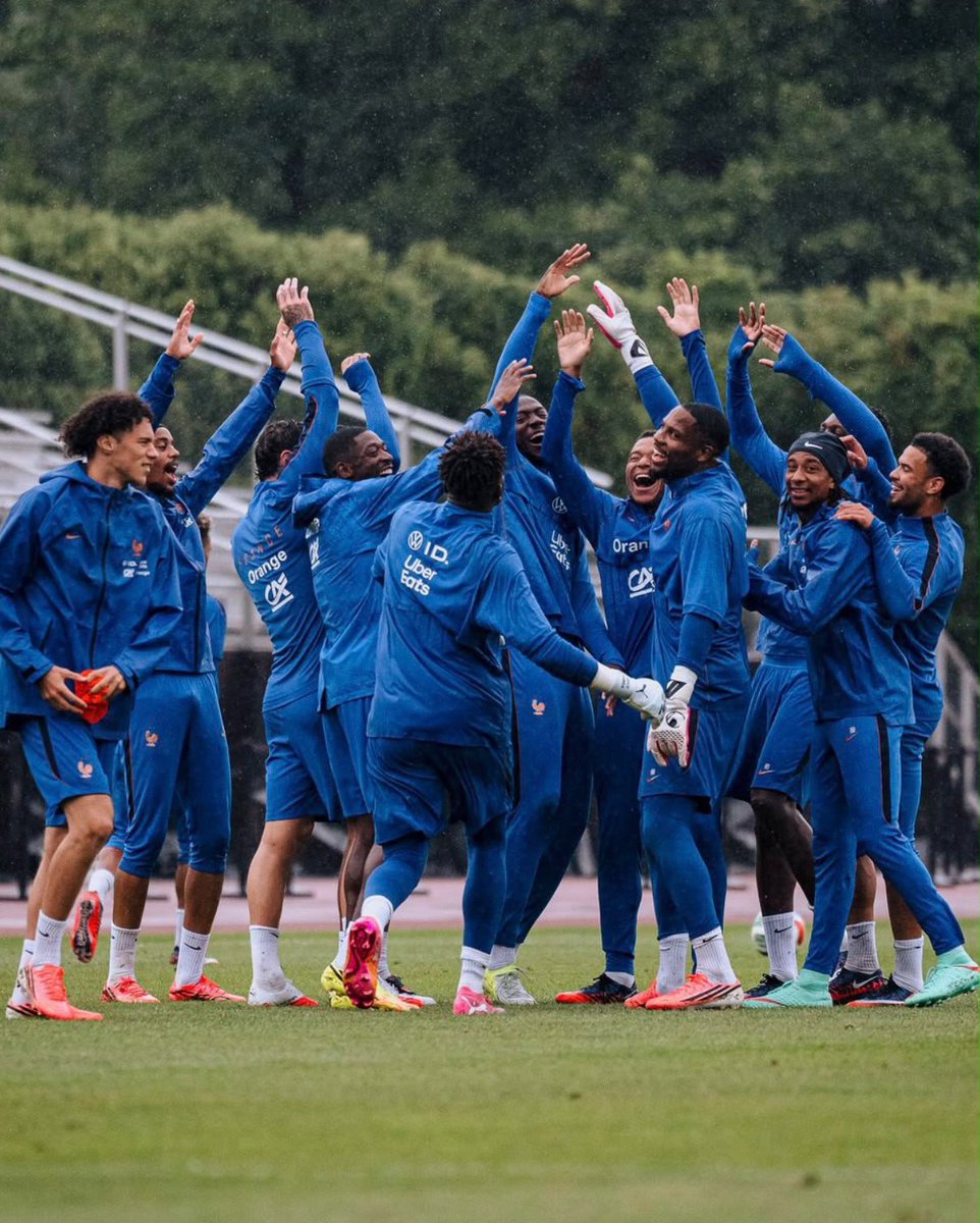 ActuFoot_'s tweet photo. Cette France-là est émouvante. 🇫🇷 https://t.co/PGVrlu1hdS