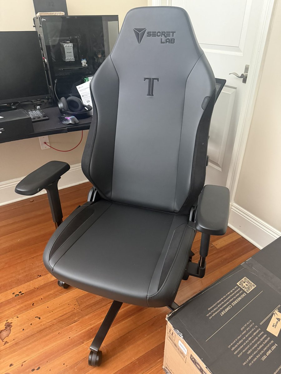 Yetifreshcut's tweet photo. Hello secretlab I have constructed my #secretlab chair and I love my secretlab chair I’m sitting in it right now https://t.co/8nbBUauExK
