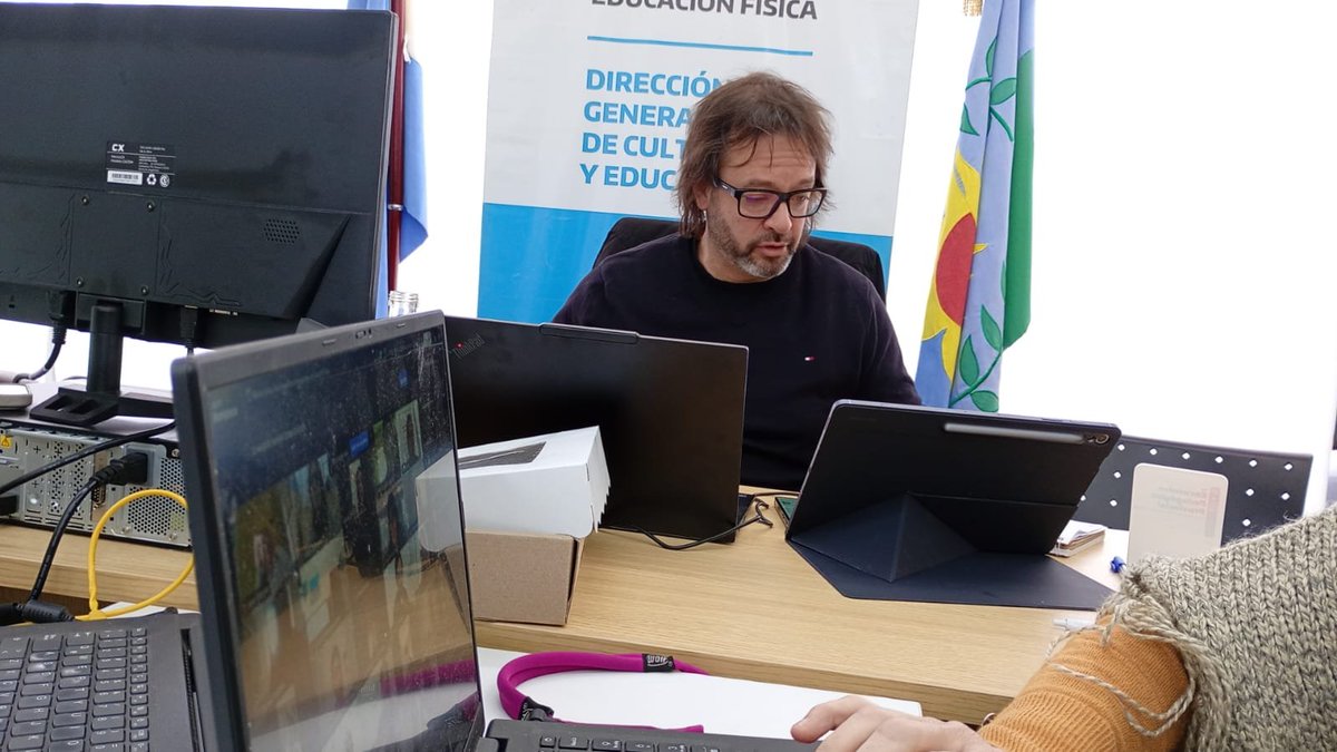 Leot14's tweet photo. ➡️Hoy se realizó un Encuentro Provincial Virtual de Inspectores e Inspectoras de Educación Física.
➡️Un espacio de trabajo compartido para seguir fortaleciendo y jerarquizando la Educación Física dentro del Sistema Educativo Bonaerense💙. 
@Kicillofok @flaviaterigi https://t.co/yFhqpSbJDG