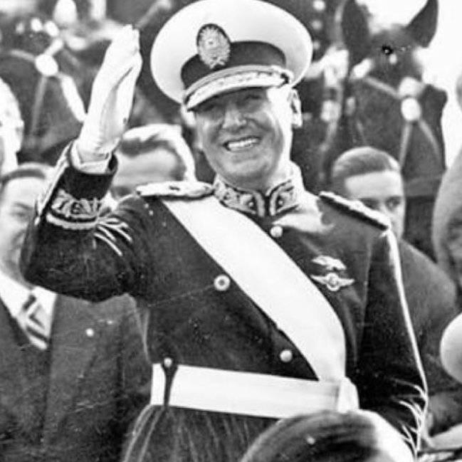 elprofesorcaleb's tweet photo. Argentina y Suiza tenían el mismo ingreso por persona hasta que en 1946 asumió un tal Juan Domingo Perón.

Hoy el ingreso de Suiza es 8 veces mayor que el de Argentina.

El peronismo fue una calamidad. https://t.co/Mck8A5iF00