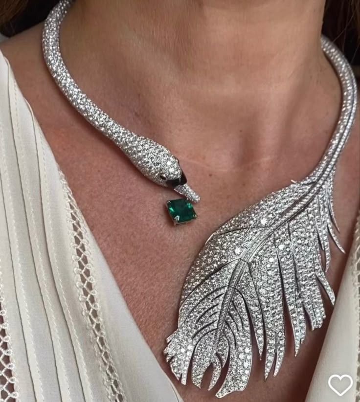 TacitusChrono's tweet photo. Elegant, timeless, and absolutely stunning. This swan necklace is a true work of art. https://t.co/X78Zs50hbK