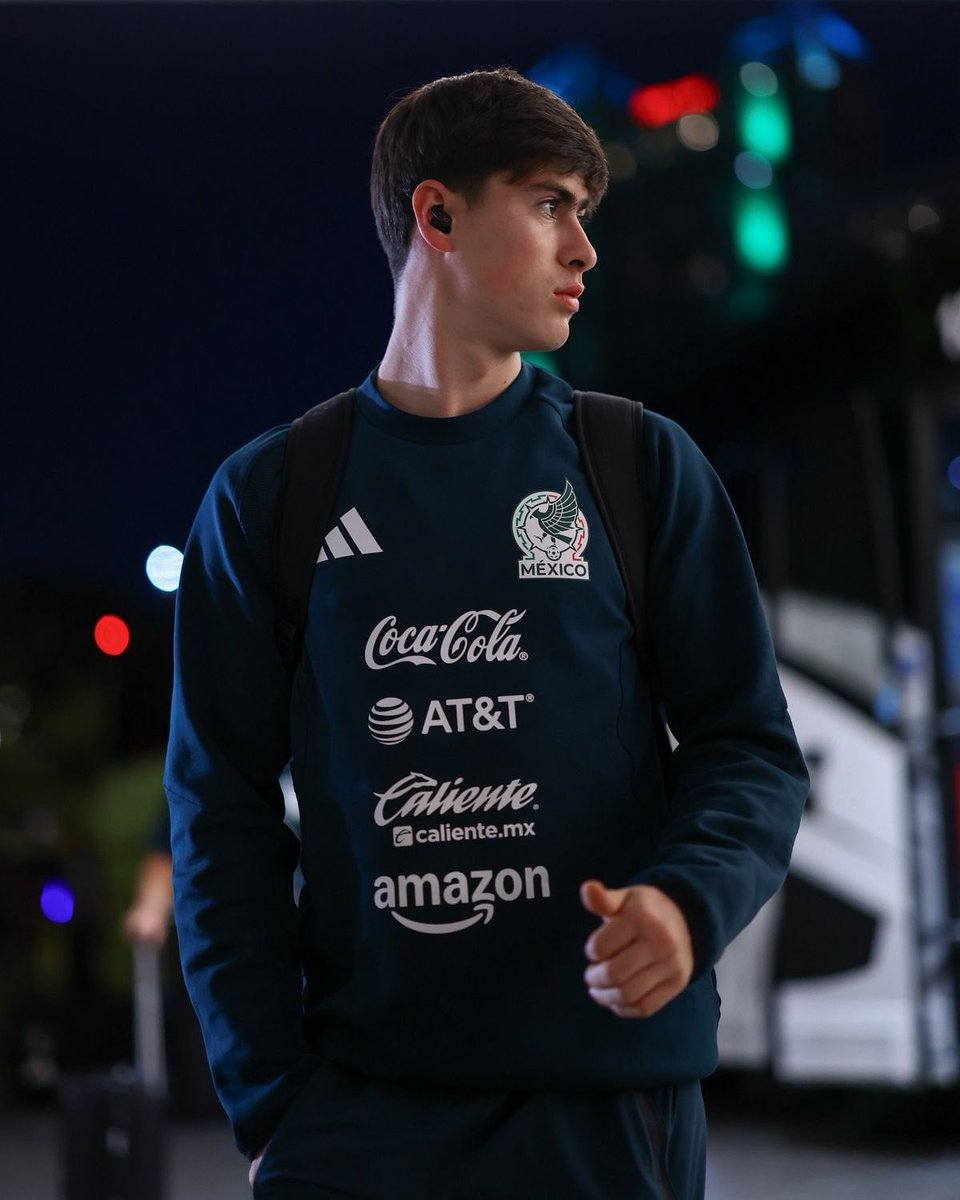 spsunmvmoon's tweet photo. Ahora que lo pienso, en términos de kpop, en el mundial a mi bias no le dieron ni líneas aunque era el ace de su grupo 💔 https://t.co/SdET2qSYc6