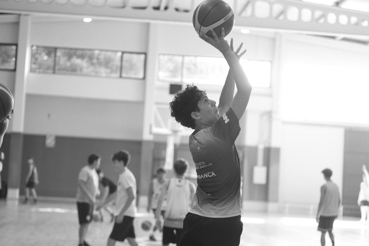 CampusLlorca's tweet photo. Seguimos sumando experiencias.
Os dejamos una selección de imágenes del segundo día de campus. ¡Vamos a por más! 🏀
#CampusAlexLlorca #basketball #baloncesto #Entrenamientos https://t.co/C87qU8QYiQ