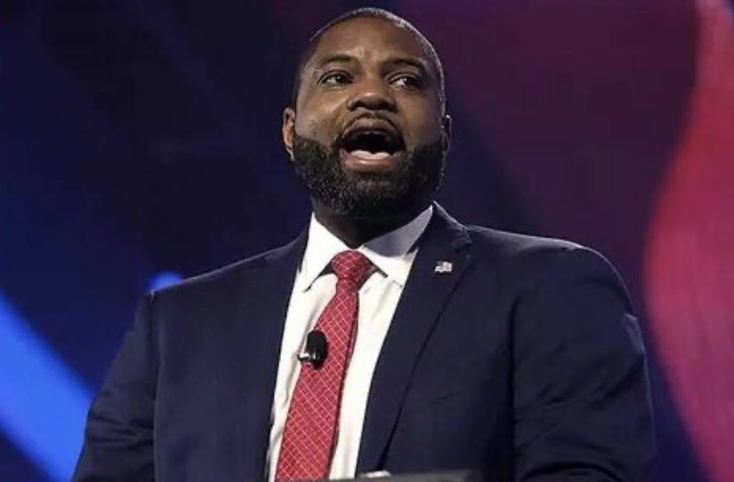 iameene's tweet photo. @POTUS @WhiteHouse I love me some Prez Trump, but, he’s gotta un-endorse Byron Donalds. Florida governor candidate Byron Donalds is accused of cornering a mother in a grocery store &amp; threatening to ‘crush’ her in front of her children. Put him in power? NO! https://t.co/LNVEaZZwU1