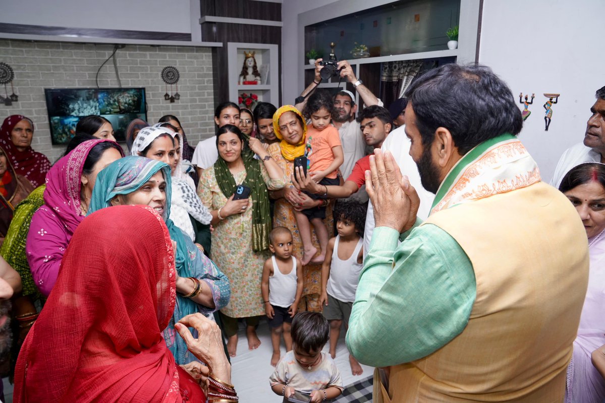 NayabSainiBJP's tweet photo. हिसार से भाजपा नेता श्री रामनिवास राड़ा सैनी जी की पूजनीय भाभी जी के स्वर्गवास पर आज उनके आवास पहुंचकर शोकाकुल परिवार से भेंट की तथा अपनी गहरी संवेदनाएं व्यक्त कीं।

ईश्वर से प्रार्थना है कि दिवंगत आत्मा को अपने श्रीचरणों में स्थान दें और शोक संतप्त परिवार को इस दुःख को सहन करने का संबल प्रदान करें।