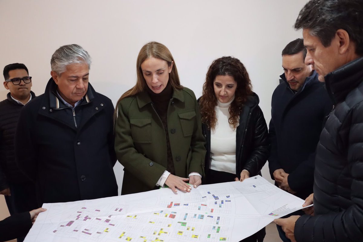 Rolo_Figueroa's tweet photo. LA CONSTRUCCIÓN DE VIVIENDAS VOLVIÓ A PONERSE EN MARCHA

Mientras en otros lugares las obras se frenan, en Neuquén seguimos avanzando. Hoy, junto al intendente @MarianoGaidoOK, recorrimos las 96 viviendas que estamos construyendo en el barrio Balcón de la Meseta, en la ciudad de Neuquén.
Reactivamos la construcción de viviendas y pusimos en marcha #NeuquénHabita un programa de soluciones habitacionales que llega a cada rincón de la Provincia. Con planificación, trabajo conjunto e inversión, seguimos cumpliendo y construyendo oportunidades para las familias neuquinas.