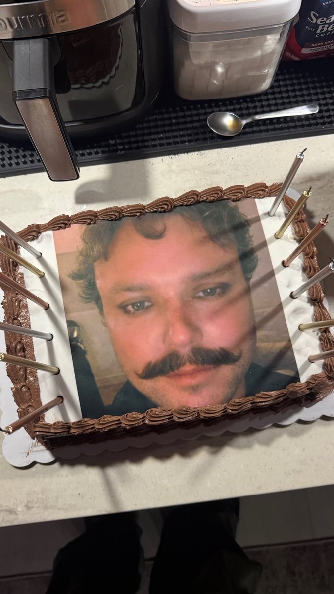 5SOSUpdES's tweet photo. ◜📸◞ #INSTAGRAM — ¡Excelente elección de imagen! 😌 #CalumHood compartió en historias una foto del pastel de cumpleaños de #AshtonIrwin 🎂⭐️
🔗: https://t.co/1pYHhnUDAq
#SacramentoIsAStar #EASSacramento #EASTour #HappyBirthdayAshton https://t.co/bu7GIPaYmZ