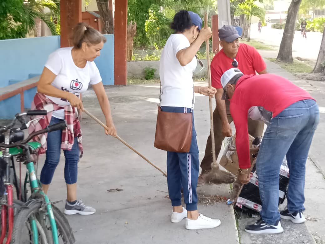 MichelCarlosSa2's tweet photo. No basta con decir pueden contar conmigo, hay que demostrarlo.
Así lo hacen Educadores de nuestro municipio #Bayamo comprometidos con su tiempo y el pueblo y que de manera decisiva impulsan las labores de higienización que llevan a cabo en nuestro territorio.

#BayamoEn26 https://t.co/L8VNMFurc2