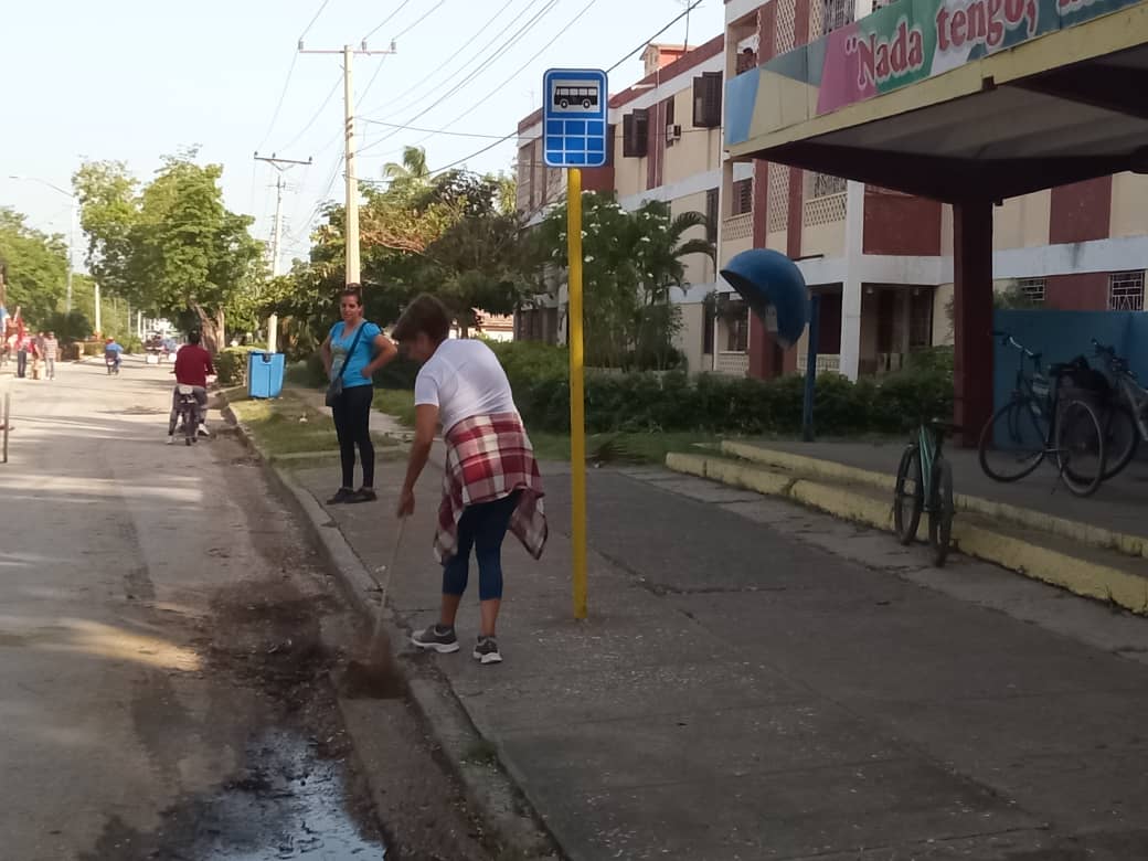 MichelCarlosSa2's tweet photo. No basta con decir pueden contar conmigo, hay que demostrarlo.
Así lo hacen Educadores de nuestro municipio #Bayamo comprometidos con su tiempo y el pueblo y que de manera decisiva impulsan las labores de higienización que llevan a cabo en nuestro territorio.

#BayamoEn26 https://t.co/L8VNMFurc2