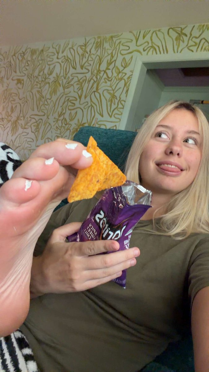 empty4emilia's tweet photo. would u eat feet doritos out of my toes??? https://t.co/AluMGaH4da