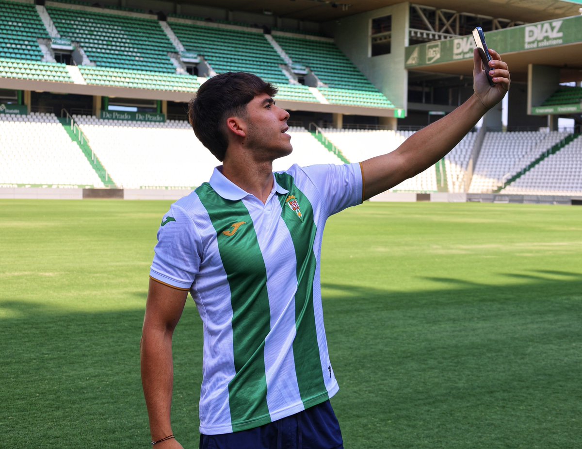 CordobaCF_ofi's tweet photo. 👌🏼 Pues no le queda nada mal la blanquiverde a Eder García 🤍💚

#EsParteDeTi https://t.co/XStcqQfP0a