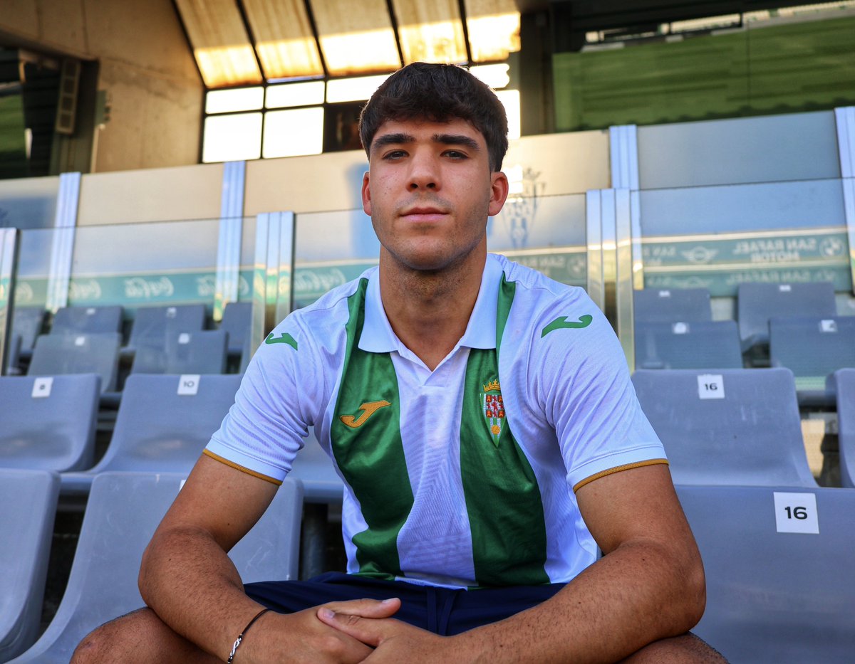 CordobaCF_ofi's tweet photo. 👌🏼 Pues no le queda nada mal la blanquiverde a Eder García 🤍💚

#EsParteDeTi https://t.co/XStcqQfP0a