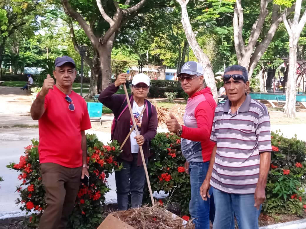 MichelCarlosSa2's tweet photo. No basta con decir pueden contar conmigo, hay que demostrarlo.
Así lo hacen Educadores de nuestro municipio #Bayamo comprometidos con su tiempo y el pueblo y que de manera decisiva impulsan las labores de higienización que llevan a cabo en nuestro territorio.

#BayamoEn26 https://t.co/L8VNMFurc2