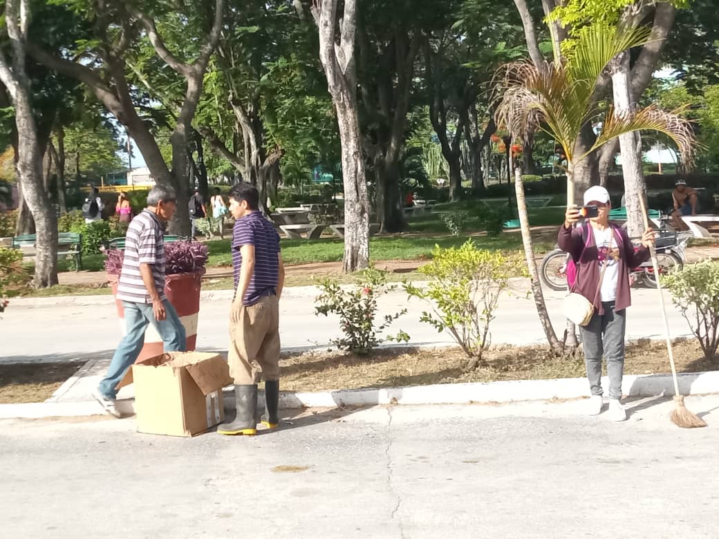 MichelCarlosSa2's tweet photo. No basta con decir pueden contar conmigo, hay que demostrarlo.
Así lo hacen Educadores de nuestro municipio #Bayamo comprometidos con su tiempo y el pueblo y que de manera decisiva impulsan las labores de higienización que llevan a cabo en nuestro territorio.

#BayamoEn26 https://t.co/L8VNMFurc2