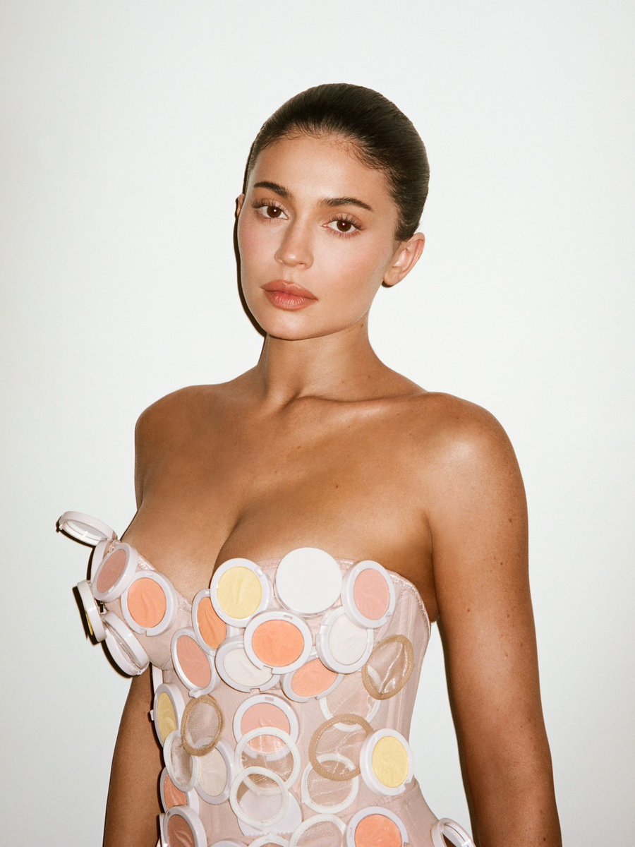 kyliecosmetics's tweet photo. soft, smooth, summer-ready skin 🤍⁠
⁠
apply our NEW natural blur brightening powder with brush 05 under the eyes or anywhere on the face you want to brighten.⁠
⁠
available now at https://t.co/FAJOPZBXhV and @ultabeauty! https://t.co/EsKd1CCWKn
