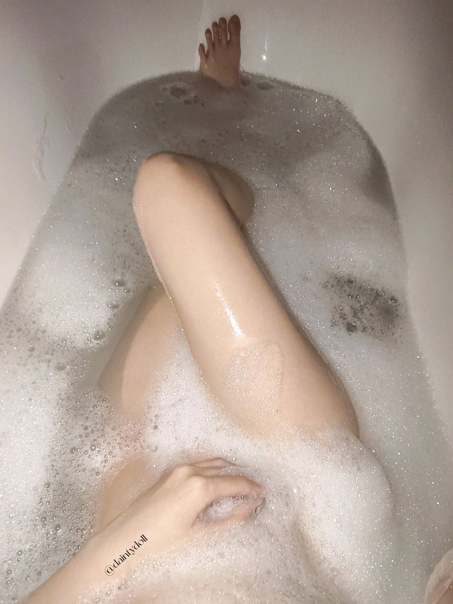 Daintybabii's tweet photo. Có biết tắm cùng không ạ?🛁 https://t.co/d9Q2JoMz6r