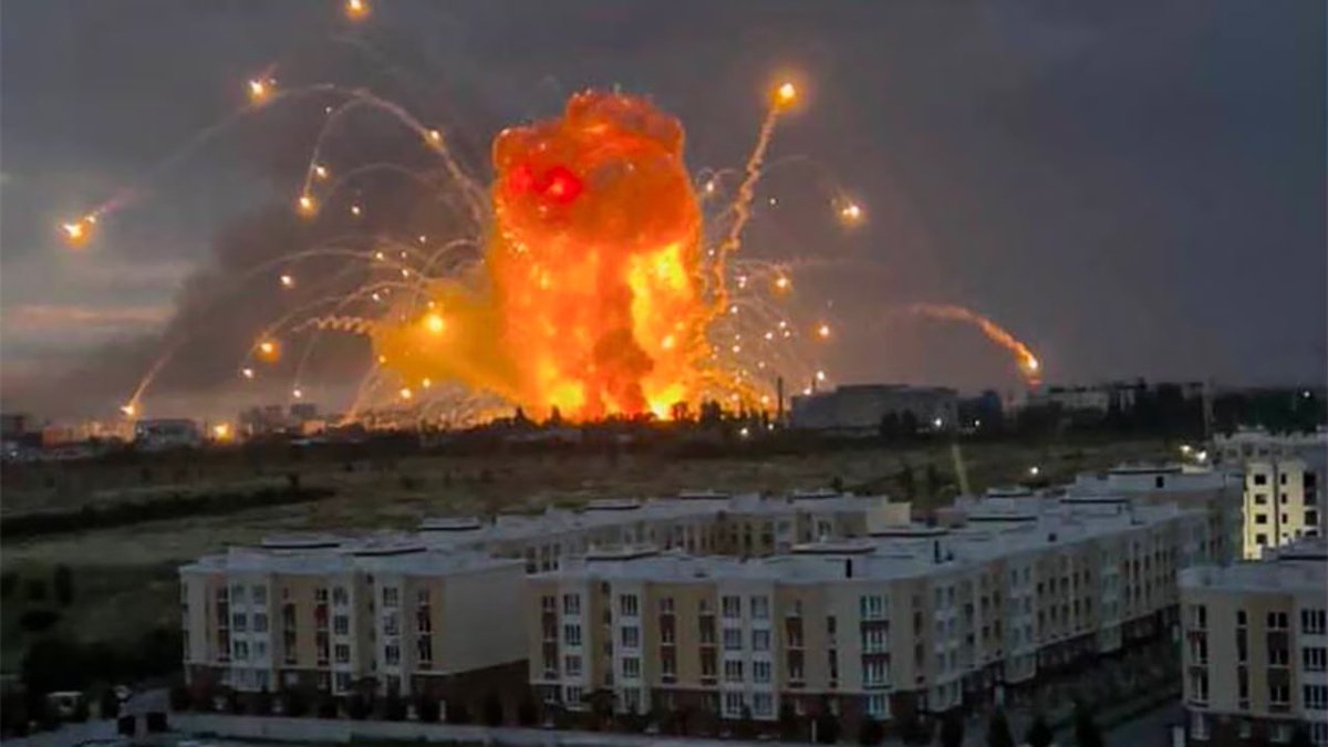_Deniel979_'s tweet photo. Украина срочно попросила новые ракеты Пэтриот. А то последняя партия очень быстро закончилась... https://t.co/8LG17pgX3E