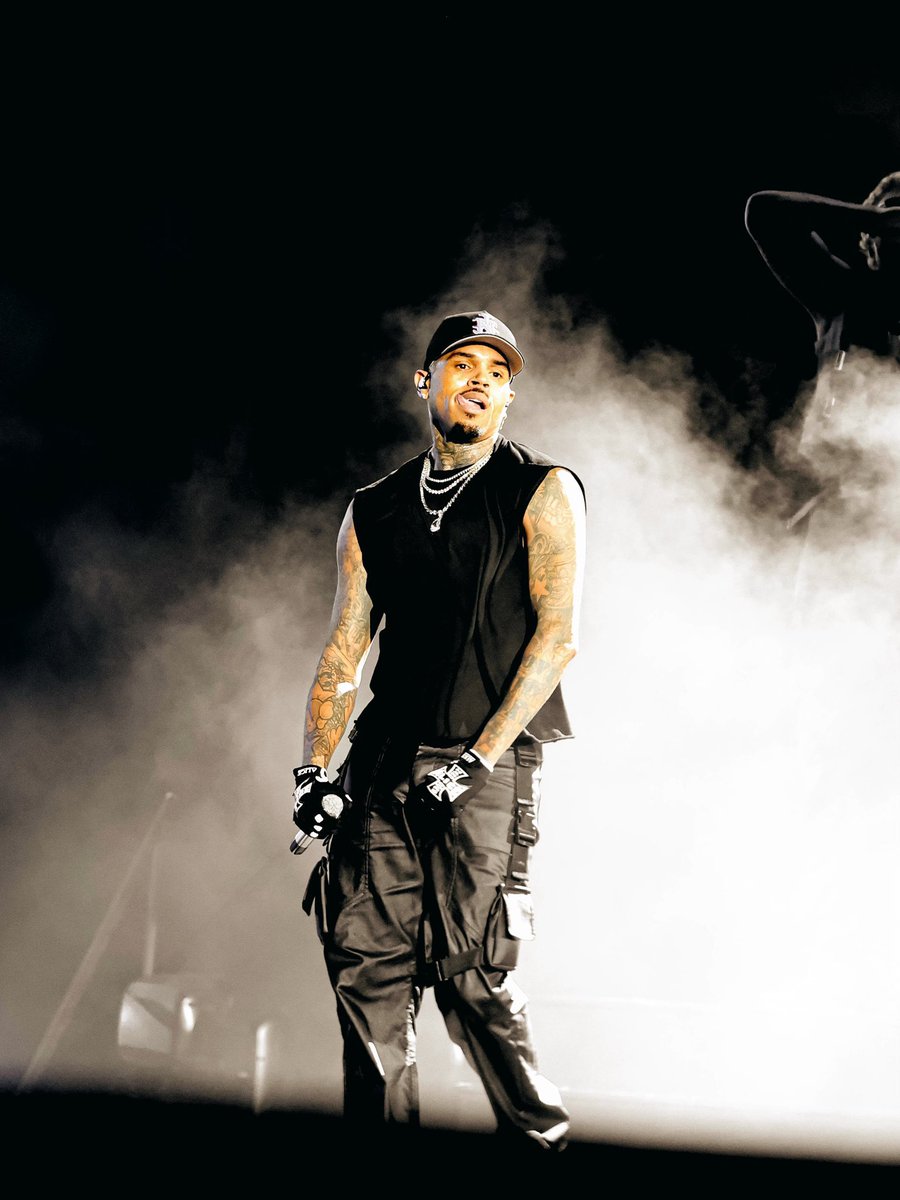 QGBreezy's tweet photo. 📸 — Chris Brown na turnê R&amp;B, os figurinos estão impecáveis. ❤️ https://t.co/TtMlel8INk