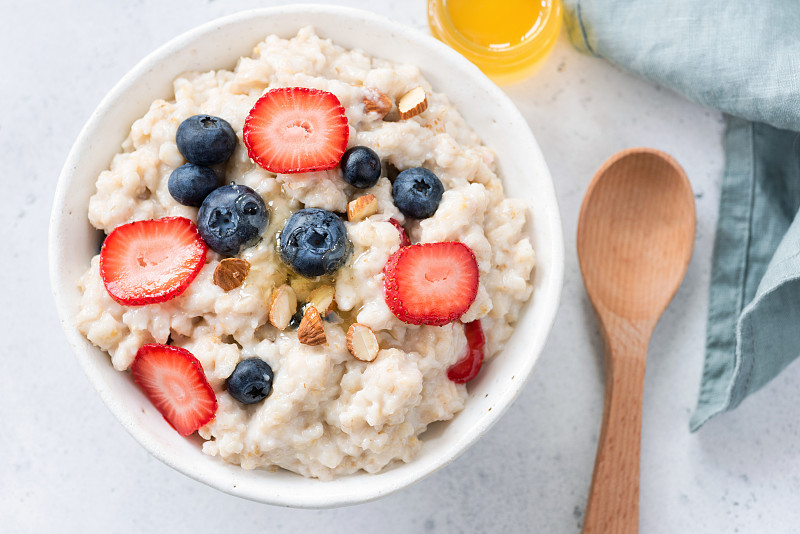 Farfarik2004's tweet photo. Just made a quick oat bowl with fresh berries and a drizzle of honey—perfect cozy breakfast to start my workday!， https://t.co/ULPpYjr387