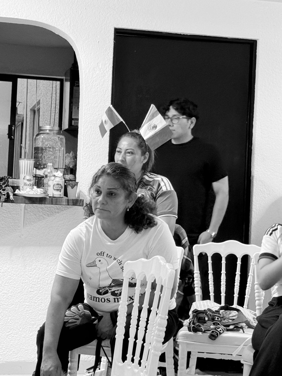 _anothersunset_'s tweet photo. El fin de semana vino la familia de Andy y la mía a ver el partido, todos andaban bien contentxs y al final me dijeron que se la pasaron muy bien. 

Qué bonito es convivir, que bonito es poder estar con mi familia y que bonito es tener un hogar que se está llenando de recuerdos https://t.co/2WYkU05ckL