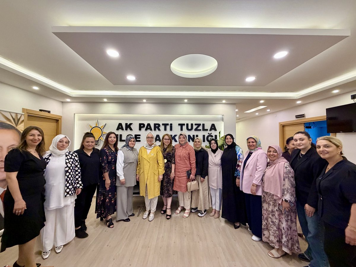 salihademirer's tweet photo. 39 ilçemizi kapsayan teşkilat buluşmalarımıza, İstanbul’umuzun en uç noktalarından biri olan Tuzla’mızdan başladık. 🌿

Tuzla Kadın Kolları teşkilatımızın yönetim kurulu toplantısında yol arkadaşlarımızla bir araya geldik.

Gayreti, samimiyeti ve dava şuuruyla çalışan güçlü teşkilatımızla omuz omuza olmanın mutluluğunu yaşadık. Aynı hedefe inanan yol arkadaşlarımızla İstanbul için durmadan, yorulmadan çalışmaya devam ediyoruz.