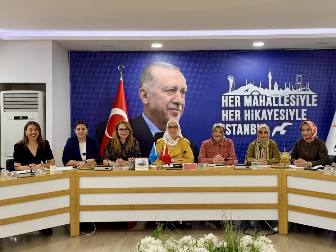 salihademirer's tweet photo. 39 ilçemizi kapsayan teşkilat buluşmalarımıza, İstanbul’umuzun en uç noktalarından biri olan Tuzla’mızdan başladık. 🌿

Tuzla Kadın Kolları teşkilatımızın yönetim kurulu toplantısında yol arkadaşlarımızla bir araya geldik.

Gayreti, samimiyeti ve dava şuuruyla çalışan güçlü teşkilatımızla omuz omuza olmanın mutluluğunu yaşadık. Aynı hedefe inanan yol arkadaşlarımızla İstanbul için durmadan, yorulmadan çalışmaya devam ediyoruz.