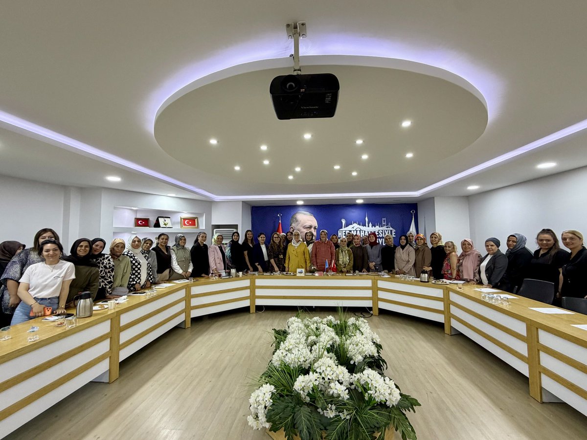 salihademirer's tweet photo. 39 ilçemizi kapsayan teşkilat buluşmalarımıza, İstanbul’umuzun en uç noktalarından biri olan Tuzla’mızdan başladık. 🌿

Tuzla Kadın Kolları teşkilatımızın yönetim kurulu toplantısında yol arkadaşlarımızla bir araya geldik.

Gayreti, samimiyeti ve dava şuuruyla çalışan güçlü teşkilatımızla omuz omuza olmanın mutluluğunu yaşadık. Aynı hedefe inanan yol arkadaşlarımızla İstanbul için durmadan, yorulmadan çalışmaya devam ediyoruz.