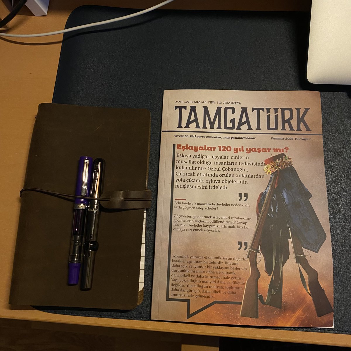 KCCengiz_'s tweet photo. Uzun zamandır fiziki dergilere mesafeliydim, kitaplığıma çok azı girebiliyordu. Ancak @TamgaTurk ve @bdincaslan1 sayesinde bu alana ilgim tekrar arttı. Fakat bu ilgi, beraberinde tatlı bir derdi de getirdi; dolma kalemle not almaya ve önemli gördüğüm yerleri fosforlu kalemle çizmeye alışkın biri olarak, dergi kağıdında kurumayan mürekkep çilesi…

Okumaya, başlığını manidar bulduğum sondaki yazıdan başlayacağım: Salih Şenöz tarafından kaleme alınan "Tarih Dersi Niçin Sevilmez?". Tarih derslerini hep sevmişimdir ve hep sevildiğini düşünmüşümdür. Özellikle ortaokul ve lisede, fikirlerimizin yeni yeni şekillendiği o dönemde hocalarımızla yapılan sohbetler, düşünce dünyamızı da bir yandan inşa ediyordu.

Bu vesileyle fiziki yayın hayatında başarılar, yeni sayılar için kitaplığımda yerleri hazır.
