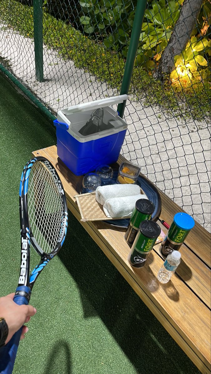 ItsGloriaMae's tweet photo. The little moments are usually the ones I remember most. 🥹💕
Tennis in the evening, seeing bioluminescent waves for the very first time, and champagne by the fire. 🥂
Would you choose adventure or relaxation? 🌊✨
#London #FMTY https://t.co/7LJUa9WxfE