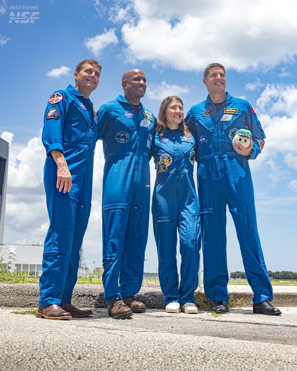 tinachella's tweet photo. NEW ARTEMIS II FAMILY PICTURE DROPPED. https://t.co/hcw1T1tVnb