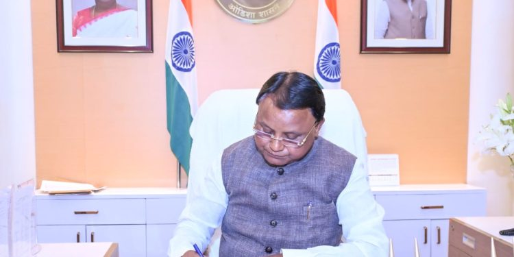 OrissaPOSTLive's tweet photo. Irked over the delay in implementation of Godabarish Mishra Model Primary Schools (GMMPS) programme, Odisha Chief Minister Mohan Charan Majhi Wednesday asked the district collectors to identify land for setting up at least 2,200 such institutions by March 2027.

#GMMPS #CMMohanCharanMajhi #ModelPrimarySchools #SchoolEducation #PrimaryEducation #Odisha #OrissaPOST  

📲 Follow Orissa POST – Odisha's No. 1 English Daily 📰✨