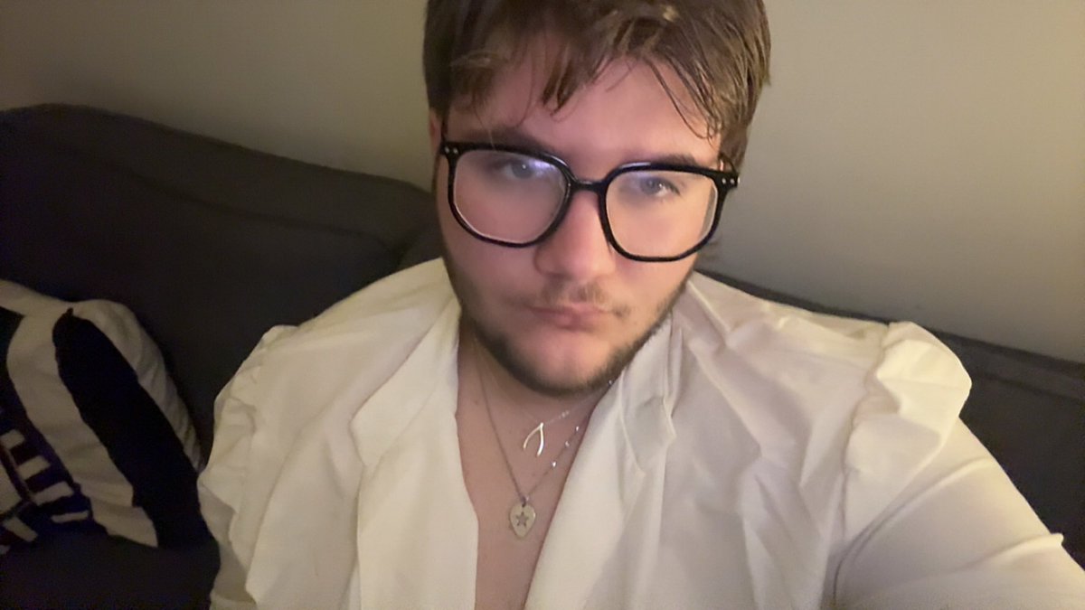 CorryGlover's tweet photo. I’m bored so here’s an about me post!

•My name is Corry (hi!)

•I’m 18 turning 19 in September (05/09/07)

•I love music, listening to it, writing it, anything to do with it, I love.

•I’m gay (and single) so have fun with that information 💀

•be nice, like and follow 🙏 https://t.co/B8fYYBUwZt
