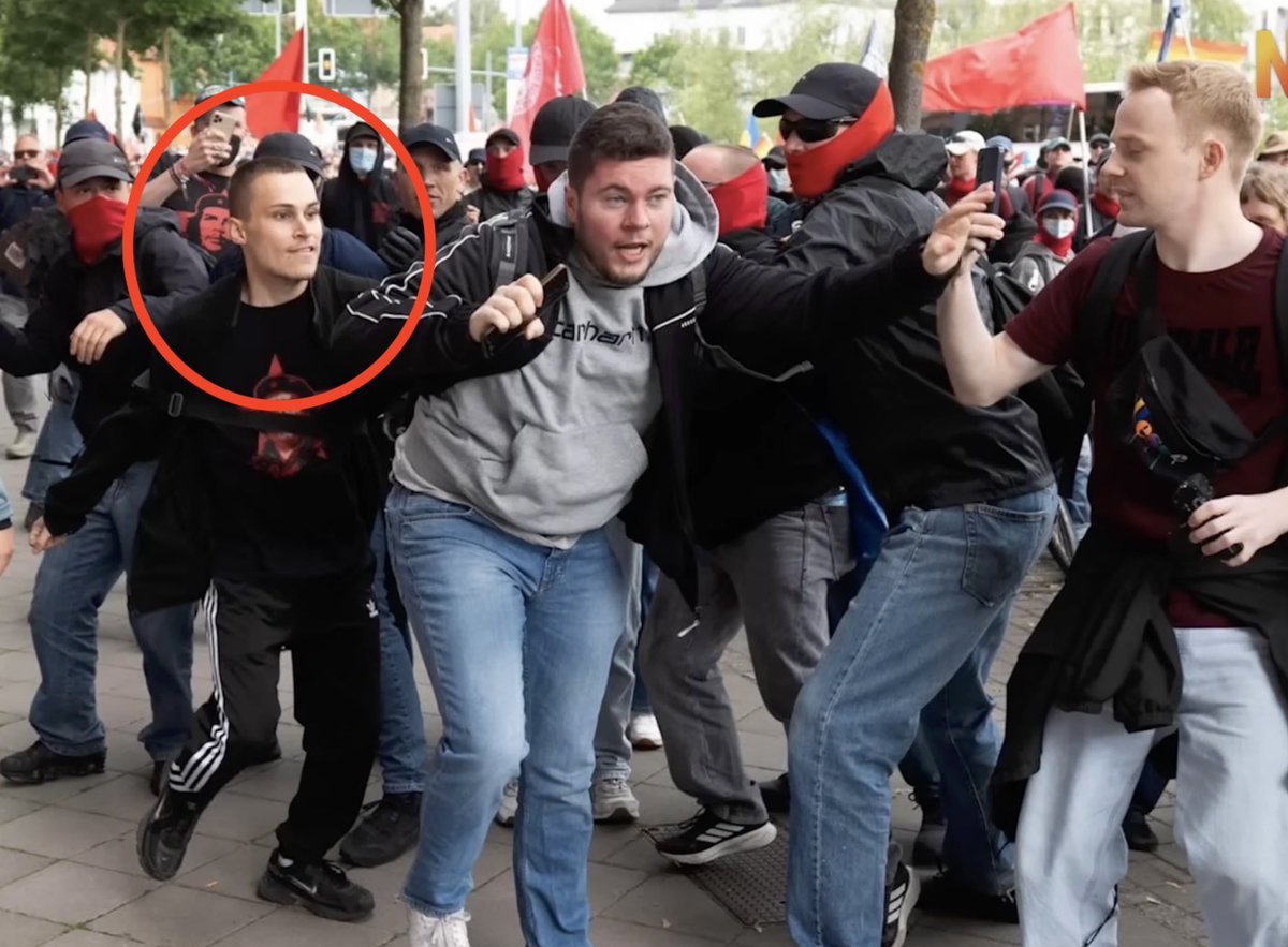 Ebi0659's tweet photo. Die linken Schläger der ach so friedlichen Demonstration in Erfurt! Die Antifa ist der Sturmtrupp der Links Grünen Faschisten in SA Manier. https://t.co/atmzQwSSzz