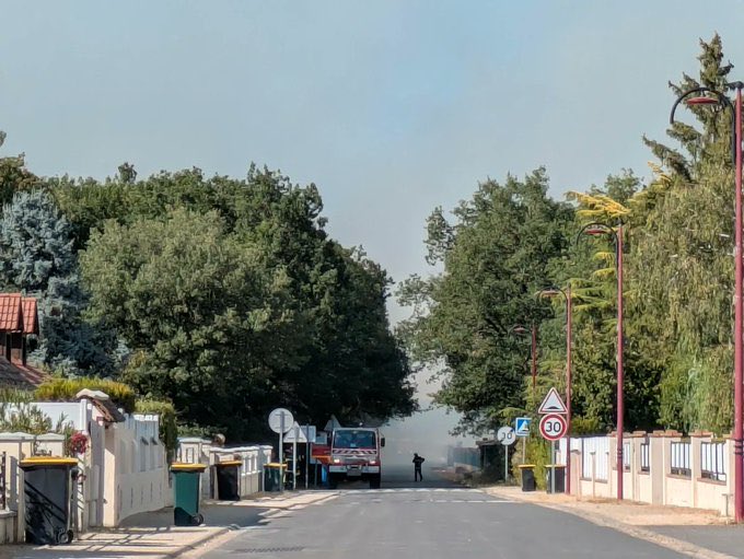 L_ThinkTank's tweet photo. ❗️ [ 🇫🇷 FRANCE ]

🔸Un important incendie de forêt s’est déclaré à Morthomiers, dans le Cher, et menace le site de production d’armement KNDS Ammo France, classé Seveso seuil haut. Le site a été évacué par mesure de précaution.  

Plus de 60 hectares de végétation ont déjà brûlé et des dizaines d’habitants ont été évacués. Les sapeurs-pompiers sont mobilisés pour empêcher les flammes d’atteindre les installations industrielles.
