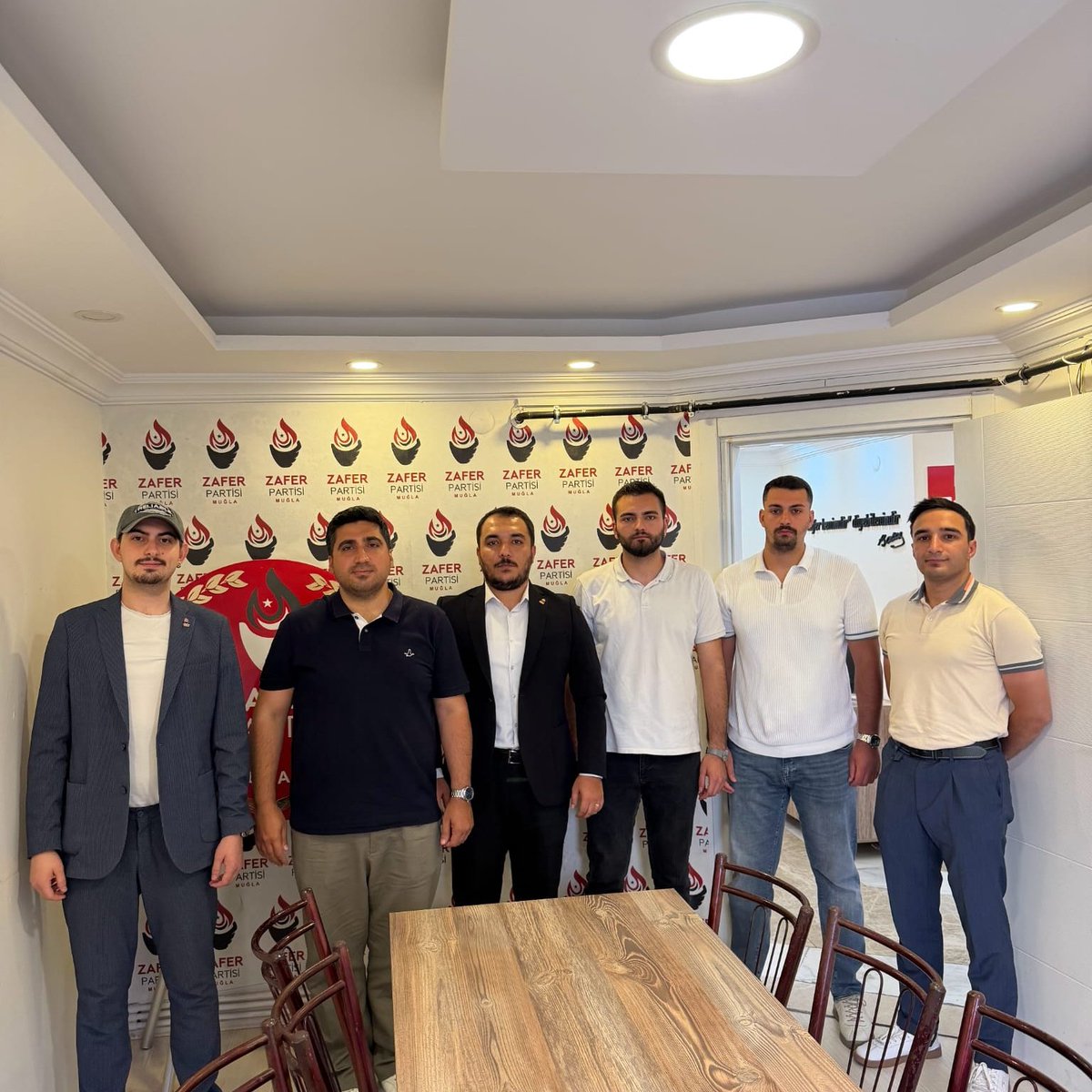 akinkusdemir1's tweet photo. Bugün Gençlik Kolları Genel Başkan Danışmanımız Sn. Fahrettin Eroğlu ve Genel Merkez Danışma Kurulu Üyemiz Sn. Yiğit Aru ile birlikte Muğla Gençlik Kolları Teşkilatımızı ziyaret ettik.

Heyetimizle birlikte gençlik teşkilatımızla bir araya geldik. Hep birlikte gerçekleştirdiğimiz sohbetin ardından teşkilat çalışmalarını değerlendirdik ve gençlik sorunlarını ele aldığımız toplantımızı gerçekleştirdik.

Gerçekleştirdiğimiz ziyarette Muğla İl Gençlik Kolları Başkanımız Sn. Emir Üçoğlu’na nazik ev sahipliği ve yakın ilgisinden dolayı teşekkür ederim.

Zafer Partisi Gençlik Kolları olarak, Başbuğ Atatürk’ün izinde, Genel Başkanımız Prof. Dr. Ümit Özdağ’ın önderliğinde; kurtuluş mücadelesinin yeşerdiği Anadolu’da, millî mücadelenin yükseldiği yurdumuzun dört bir yanında çalışmalarımıza devam ediyoruz!

Konu Türk gencinin geleceği olduğu için pes etmek yok!