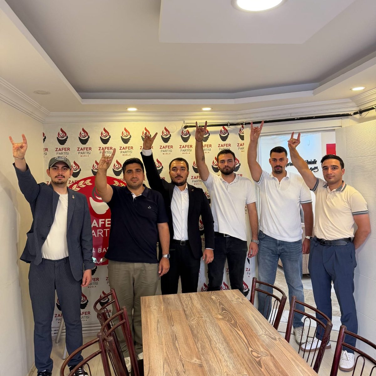 akinkusdemir1's tweet photo. Bugün Gençlik Kolları Genel Başkan Danışmanımız Sn. Fahrettin Eroğlu ve Genel Merkez Danışma Kurulu Üyemiz Sn. Yiğit Aru ile birlikte Muğla Gençlik Kolları Teşkilatımızı ziyaret ettik.

Heyetimizle birlikte gençlik teşkilatımızla bir araya geldik. Hep birlikte gerçekleştirdiğimiz sohbetin ardından teşkilat çalışmalarını değerlendirdik ve gençlik sorunlarını ele aldığımız toplantımızı gerçekleştirdik.

Gerçekleştirdiğimiz ziyarette Muğla İl Gençlik Kolları Başkanımız Sn. Emir Üçoğlu’na nazik ev sahipliği ve yakın ilgisinden dolayı teşekkür ederim.

Zafer Partisi Gençlik Kolları olarak, Başbuğ Atatürk’ün izinde, Genel Başkanımız Prof. Dr. Ümit Özdağ’ın önderliğinde; kurtuluş mücadelesinin yeşerdiği Anadolu’da, millî mücadelenin yükseldiği yurdumuzun dört bir yanında çalışmalarımıza devam ediyoruz!

Konu Türk gencinin geleceği olduğu için pes etmek yok!