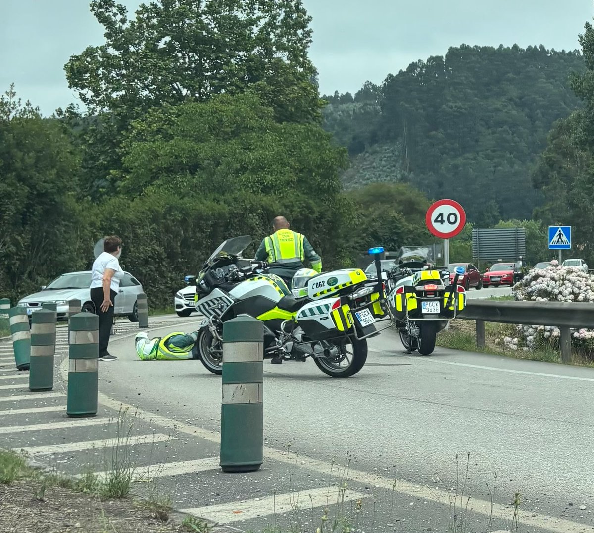 AUGC_TRAFICO's tweet photo. Desde AUGC enviamos todo nuestro apoyo y recuperación al compañero motorista del Dto de Gijón, herido esta tarde tras una caída provocada, presuntamente, por gasóleo en la calzada en la rotonda de Tabaza (AS-118).

El chaleco airbag esta vez cumplió 🙏

Mucho ánimo, compañero!!! https://t.co/AtngYTvq7C