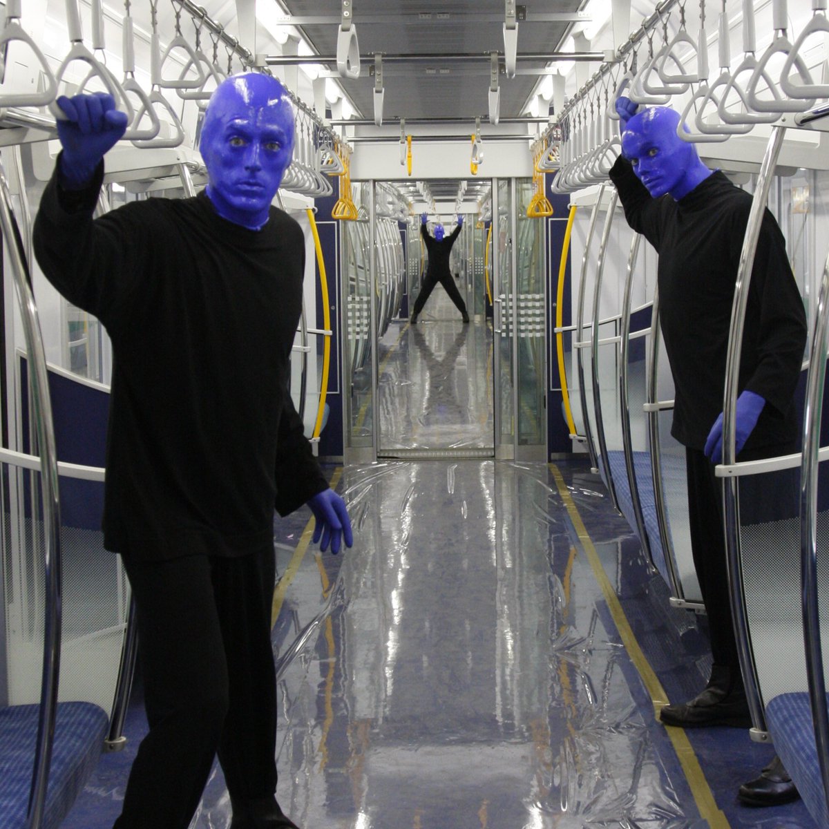 bluemanjapan's tweet photo. 彼らを電車で見かけるかもしれません。
#ブルーマン #blueman #東横線 https://t.co/RYdHN1jrWe