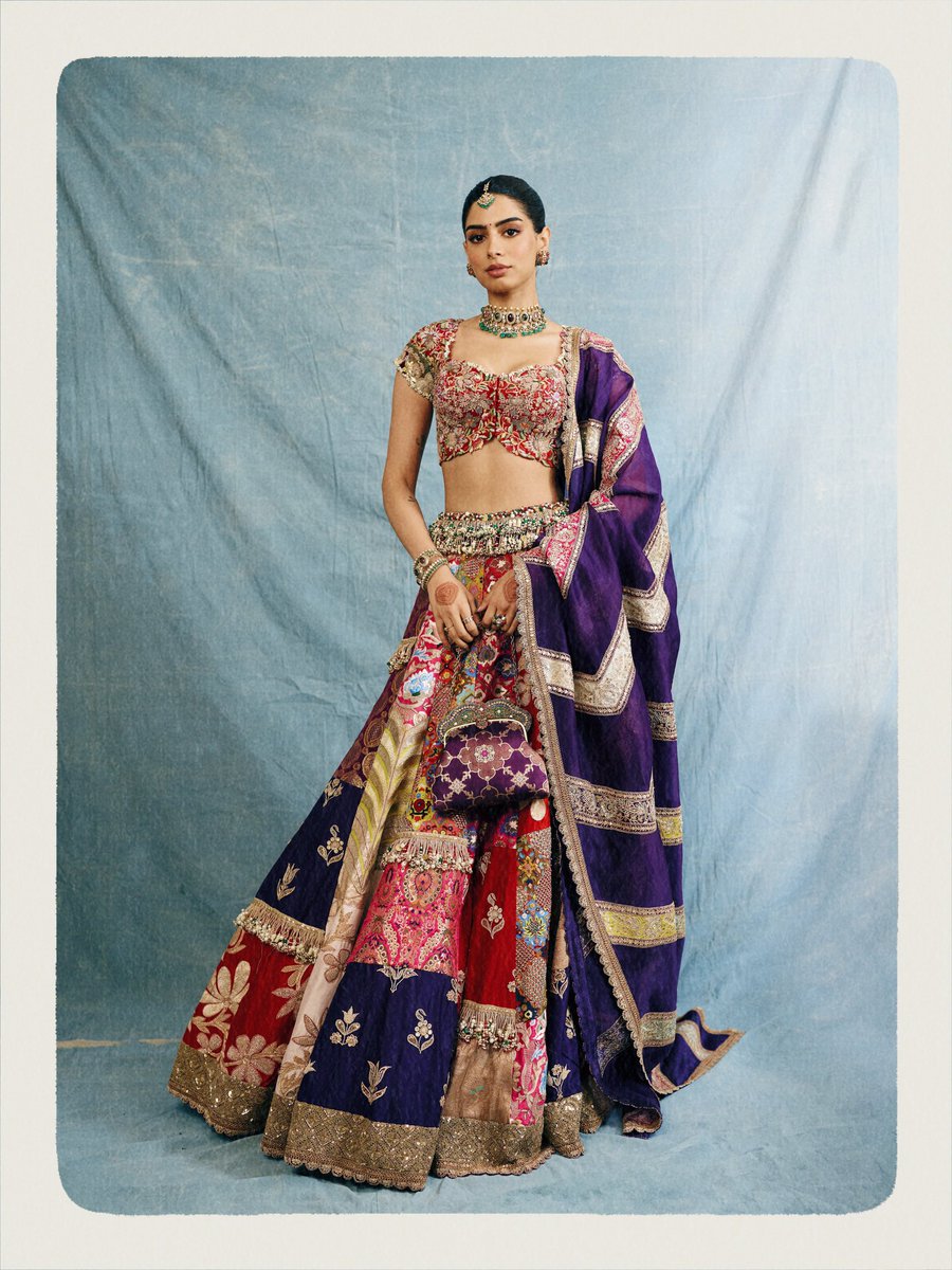 indiaforums's tweet photo. Khushi Kapoor’s dreamy look is all things elegant, graceful, and straight out of a fairytale. The actress serves effortless princess vibes in every frame.
.
.
.
#KhushiKapoor #Bollywood #CelebrityFashion #StyleInspiration #IndiaForums https://t.co/bCqCNoEp3e