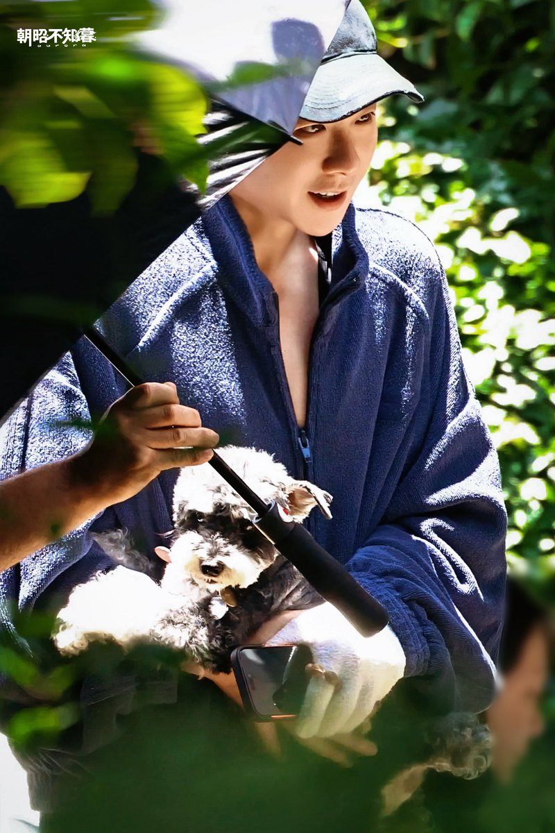 _convivialite's tweet photo. Every time I see him in this sweater, I feel like my heart skips a beat 😩🫠🫠

_ #刘宇宁
#LiuYuning https://t.co/34gSDcaiTR