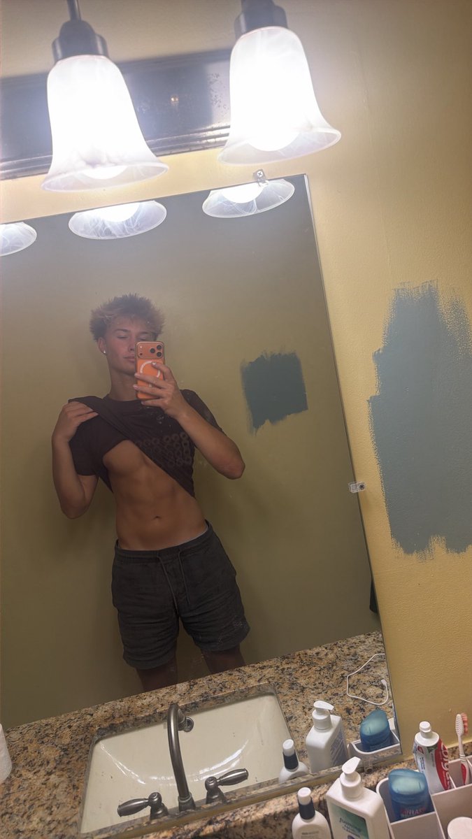 carters_playpin's tweet photo. Would you subscribe if I had and onlyfans? #abs #OF #onlyfans https://t.co/W4ec6Snrr5