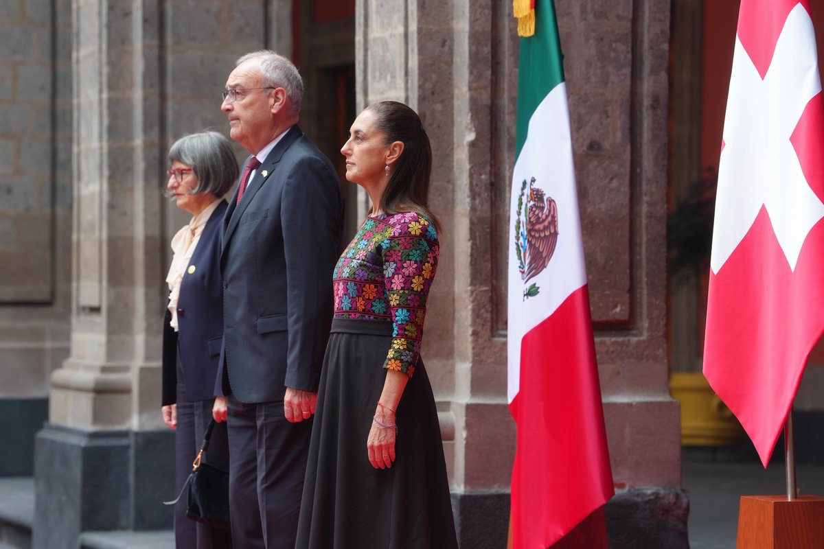 CH_Mexico's tweet photo. 🇨🇭🇲🇽 El Pdte. Guy Parmelin se reunió con la Pdta. Claudia Sheinbaum en el Palacio Nacional. Diálogo bilateral centrado en inversión, modernización comercial y beneficios concretos para ambas naciones.
#SuizaMéxico #Sheinbaum #Parmelin #Diplomacia https://t.co/S9STonyPd0